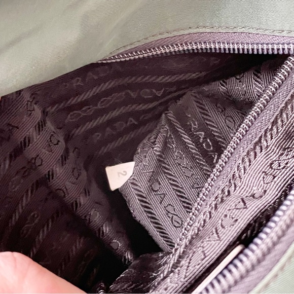 ❤️SOLD❤️Prada green Tessuto city triangle logo nylon zip tote bag vintage - Picture 11 of 12